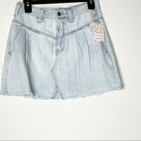 𝅺free PEOPLE side car mini skirt. Light wash. SZ 26 - Picture 4 of 6